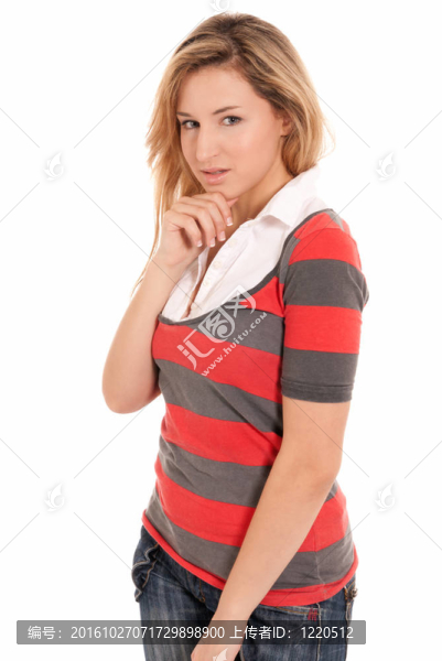 年輕漂亮的女孩站在白色背景上冒充時尚模特