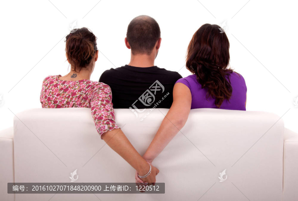 沙發(fā)上的朋友；兩個女孩的手；在白色背景下孤立。工作室拍攝