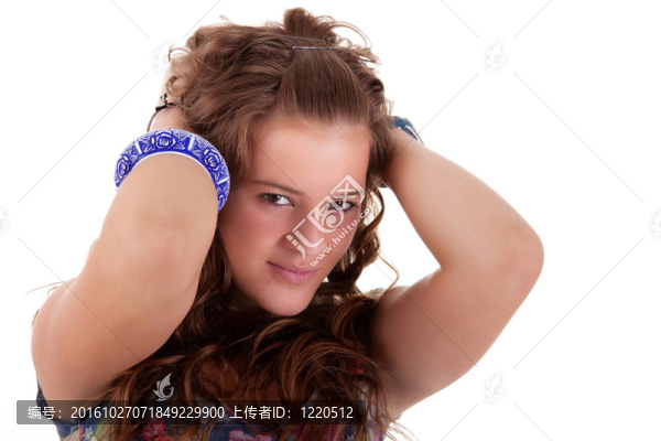 美麗的年輕女子；雙手握著頭發(fā)；在白色上孤立。工作室拍攝