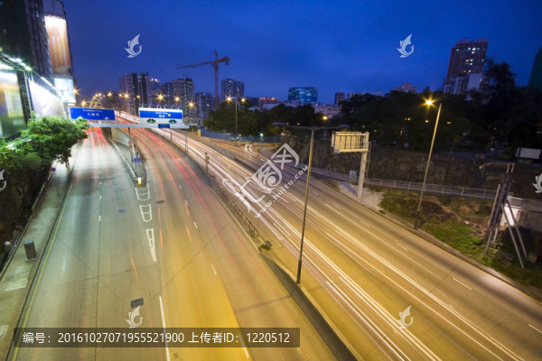 夜間行車上的交通