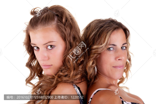 美麗的女兒和母親；背上；孤立的白色。工作室拍攝