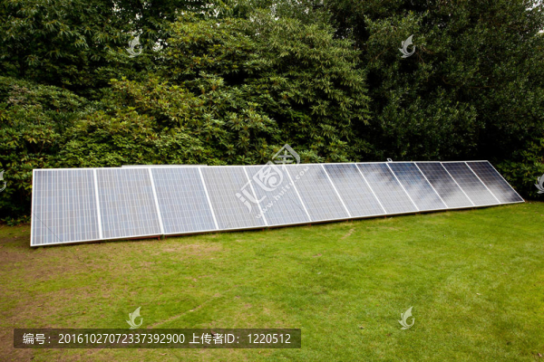 花園里的太陽(yáng)能電池板