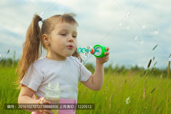 小女孩開(kāi)始肥皂泡
