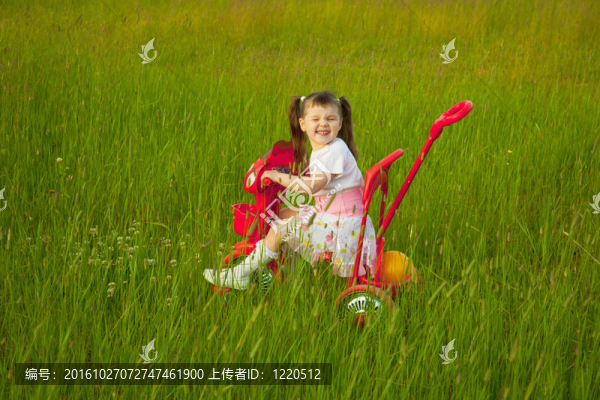 滑稽的孩子騎自行車的鬼臉