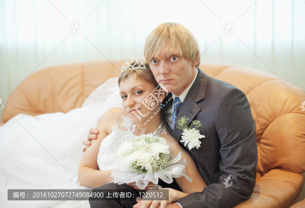 未來(lái)的丈夫和妻子在沙發(fā)上