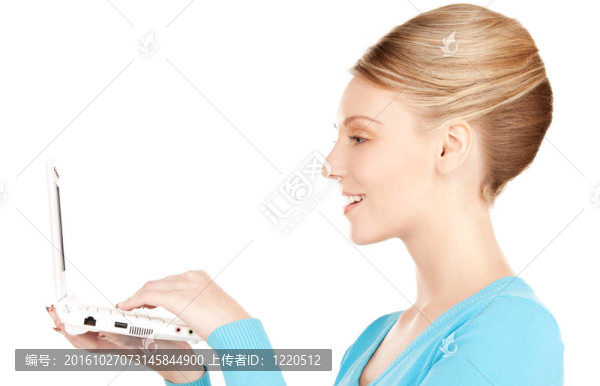 帶著筆記本電腦的快樂女人