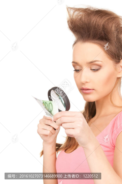 帶放大鏡和錢(qián)的女人