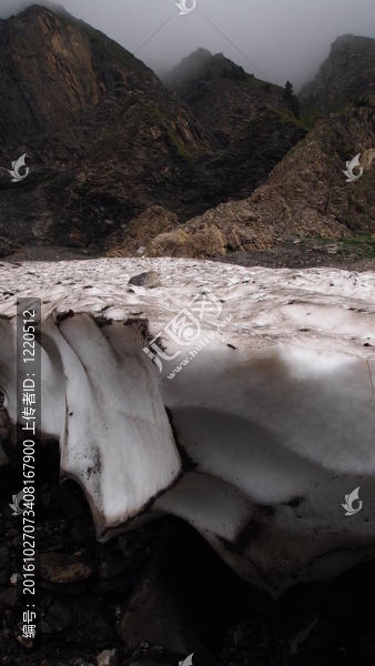 黑腔在法國山脈的冰川俯視波紋管；Aravis；法國；阿爾卑斯山；全景