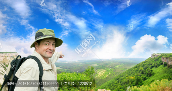 鄉(xiāng)村公路上的游客