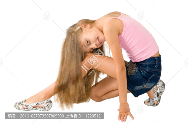 那個(gè)女孩在一件粉紅色的襯衫里