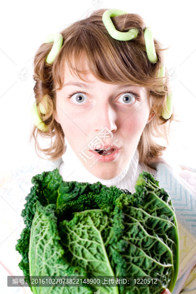 女人和新鮮的卷心菜