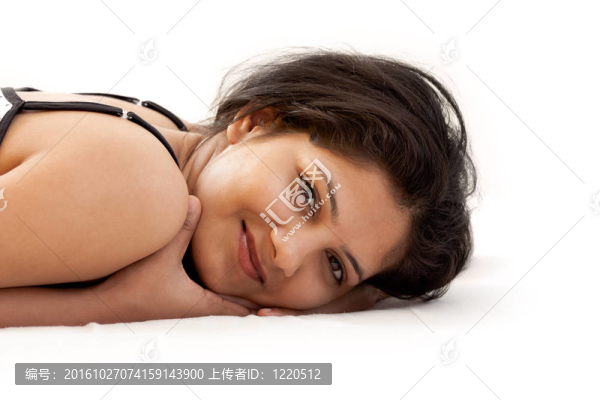 美麗的印度女孩害羞的微笑