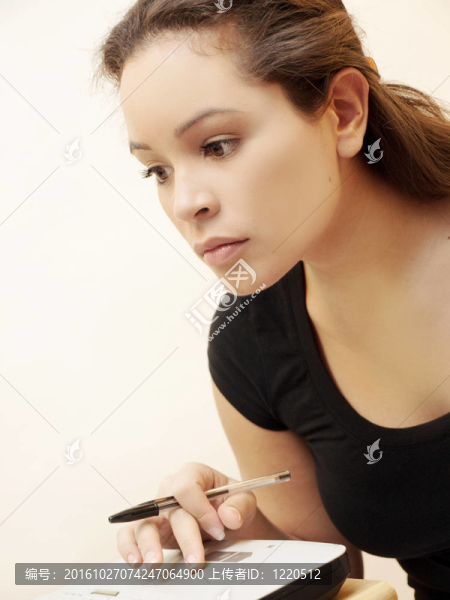 女人在筆記本電腦