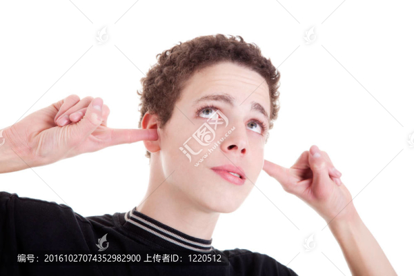 年輕人；在他的耳朵里握著手指；無聊；不聽；關(guān)于白色；攝影棚