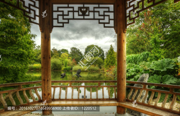 非常詳細的寶塔在郁郁蔥蔥的綠色花園