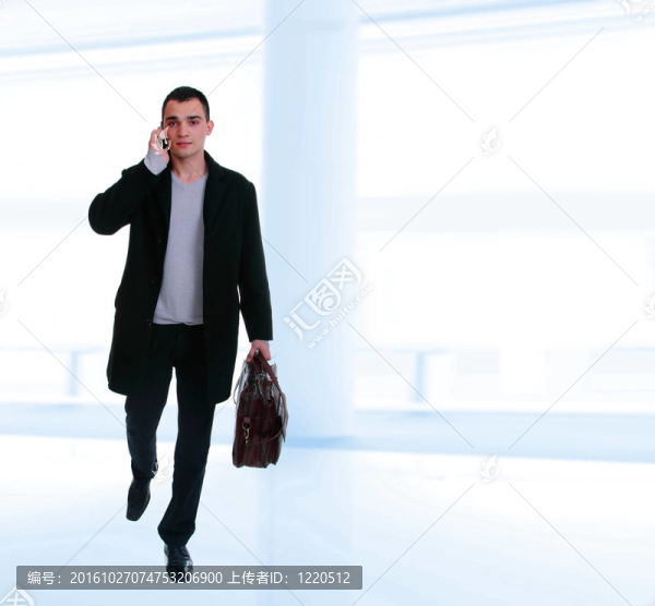 年輕人站