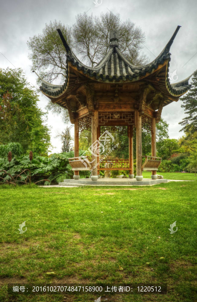 非常詳細的寶塔在郁郁蔥蔥的綠色花園