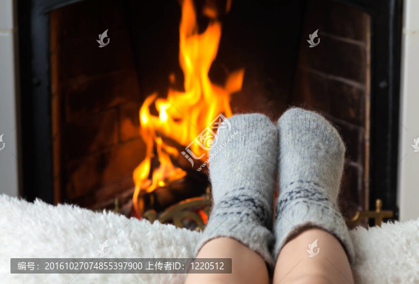 孩子的腳在壁爐里加熱