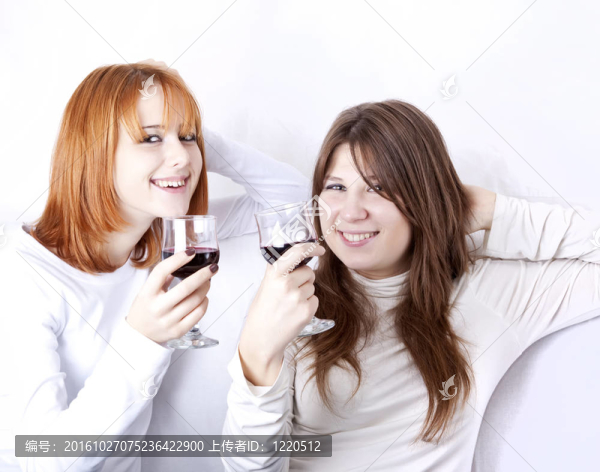 兩個女朋友帶著兩杯酒。