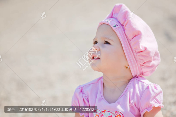 女嬰戶外