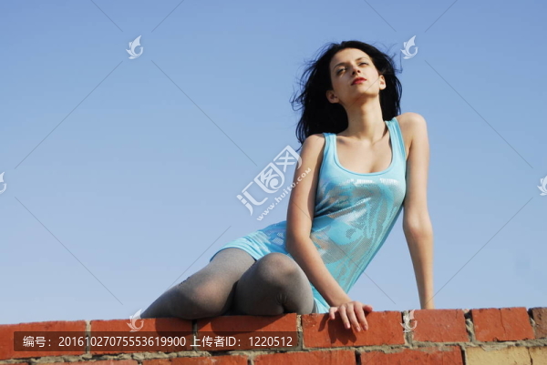 屋頂上的年輕女人