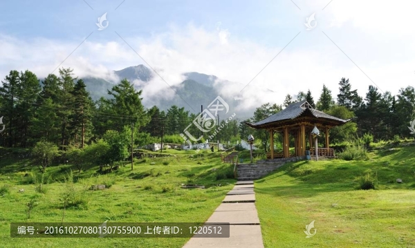 在背景的涼亭山