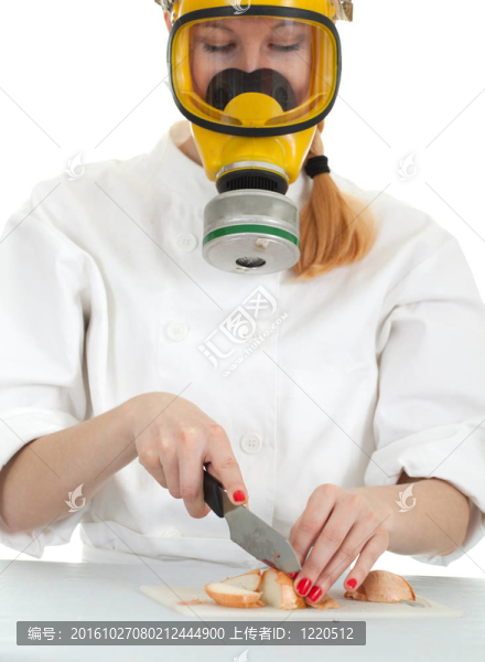 女廚師在白色制服和防毒面具切割洋蔥