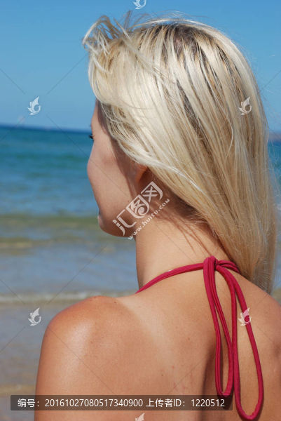 女人在海灘