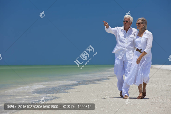快樂的情侶在熱帶海灘上散步