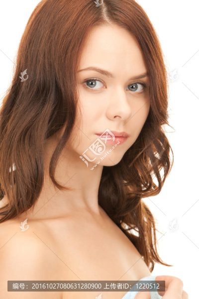 可愛的女人在毛巾