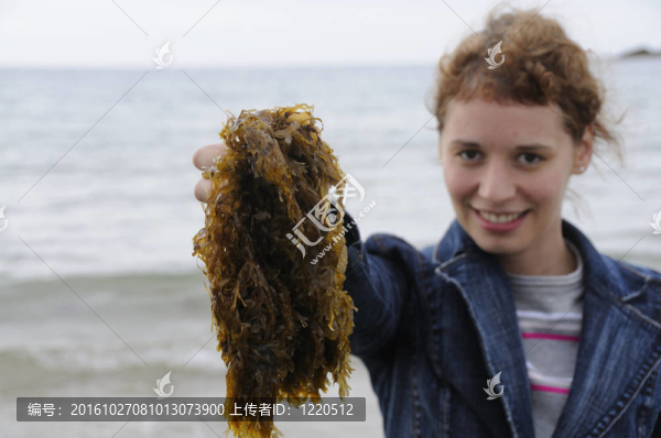 抱著海藻的年輕女人