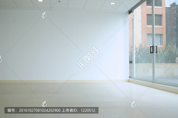 空蕩蕩的房間。