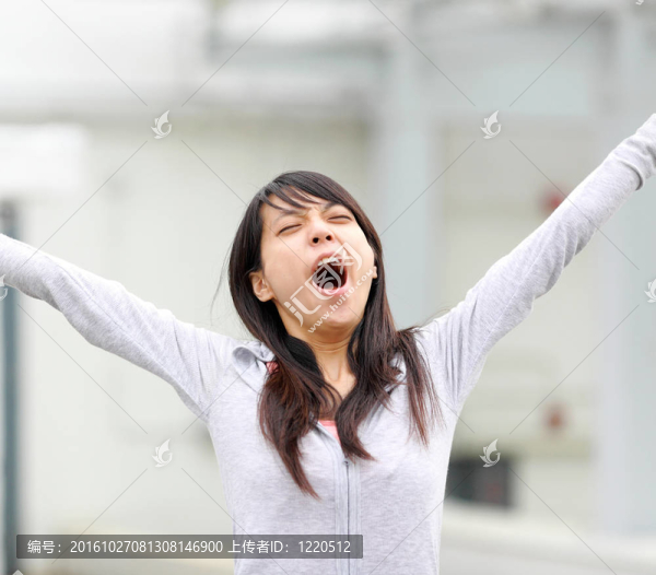 早晨的年輕女人