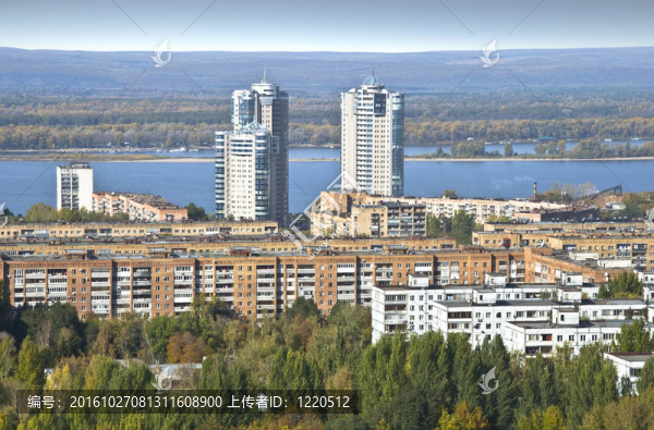 城市景觀。典型的住宅區(qū)在河岸。從高樓背景看高層公寓樓。俄羅斯.