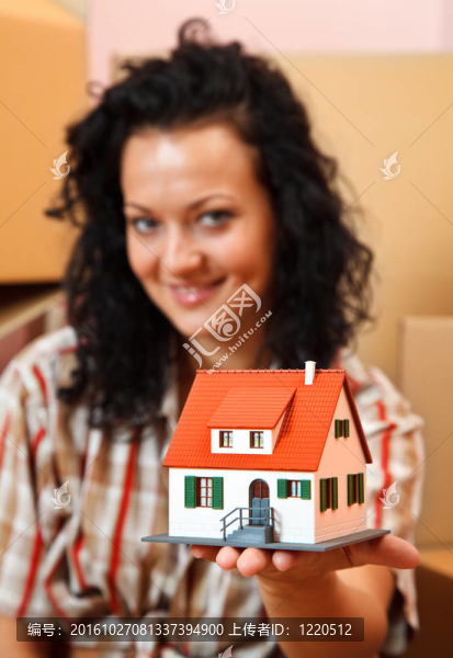 微型住宅的女人