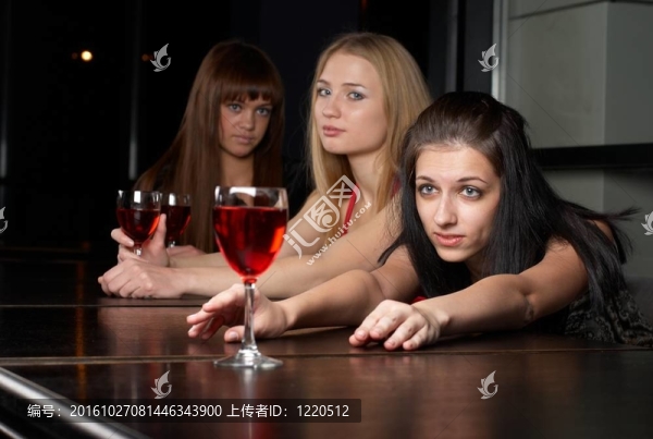 酒吧里的年輕女性