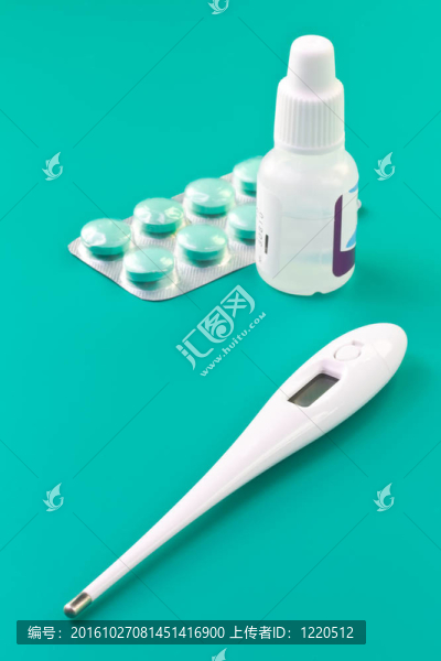 溫度計；藥和滴鼻液的特寫