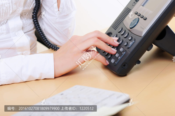 一個年輕女孩的手