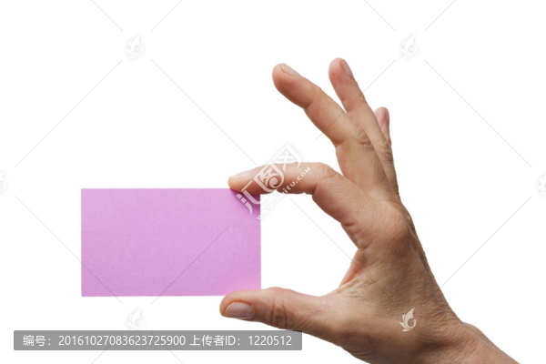 手拿著一張粉紅色的紙