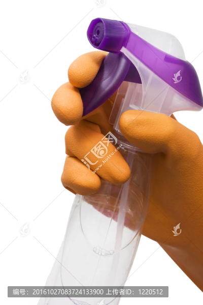 手拿橡皮手套拿著一瓶清潔劑