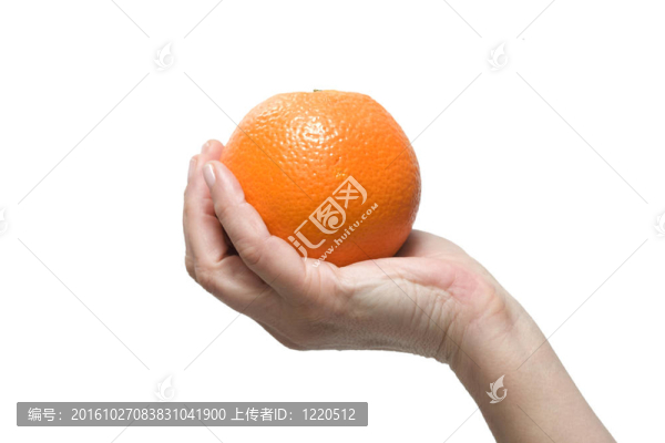 手拿著一個(gè)橘子