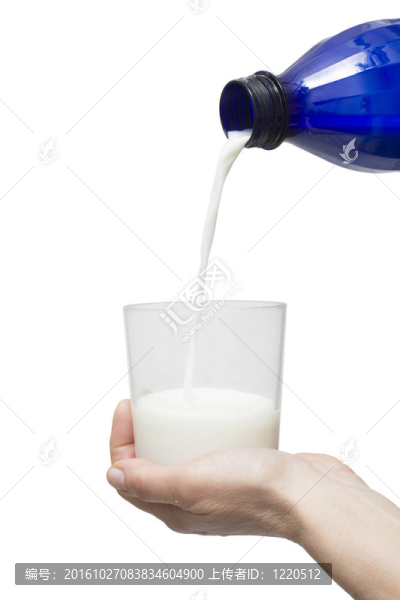 在手，一杯牛奶