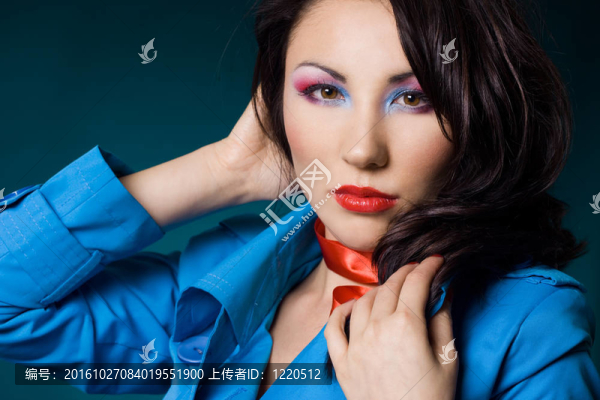 穿著藍(lán)色夾克的性感時(shí)尚女人