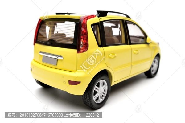 白色背景下的通用現(xiàn)代黃色家庭轎車模型