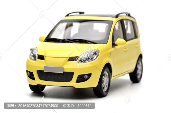 白色背景下的通用現(xiàn)代黃色家庭轎車模型