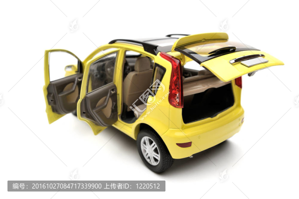 通用現(xiàn)代黃色家庭轎車模型在白色背景；所有門打開；孤立