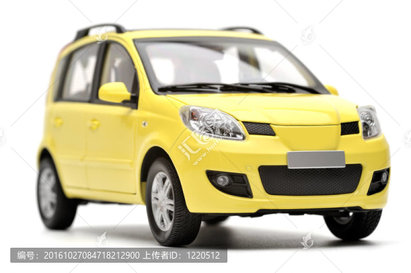 白色背景下的通用現(xiàn)代黃色家庭轎車(chē)模型