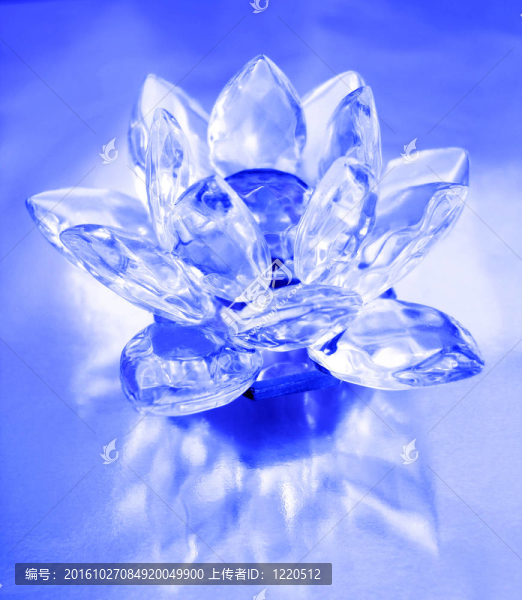 藍(lán)色背景上的鉆石花
