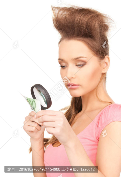 帶放大鏡和錢的女人