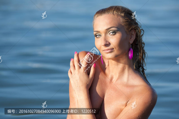海上美麗的金發(fā)女郎